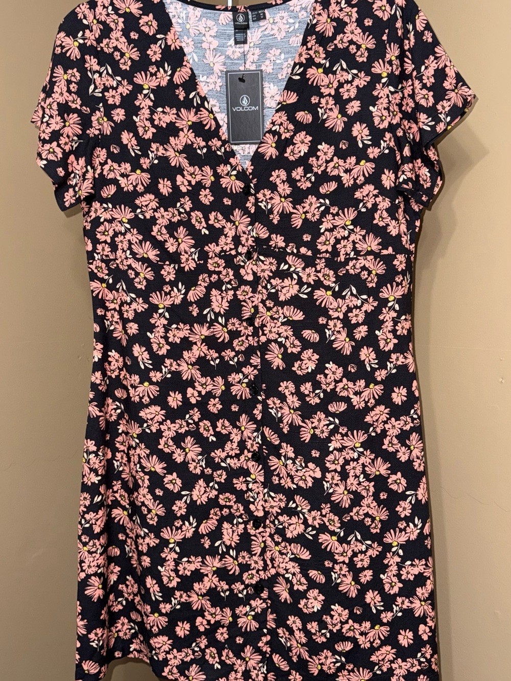 NWT VOLCOM Black V-Neck Short Sleeve with Pink Floral Midi dress. Size   Medium.